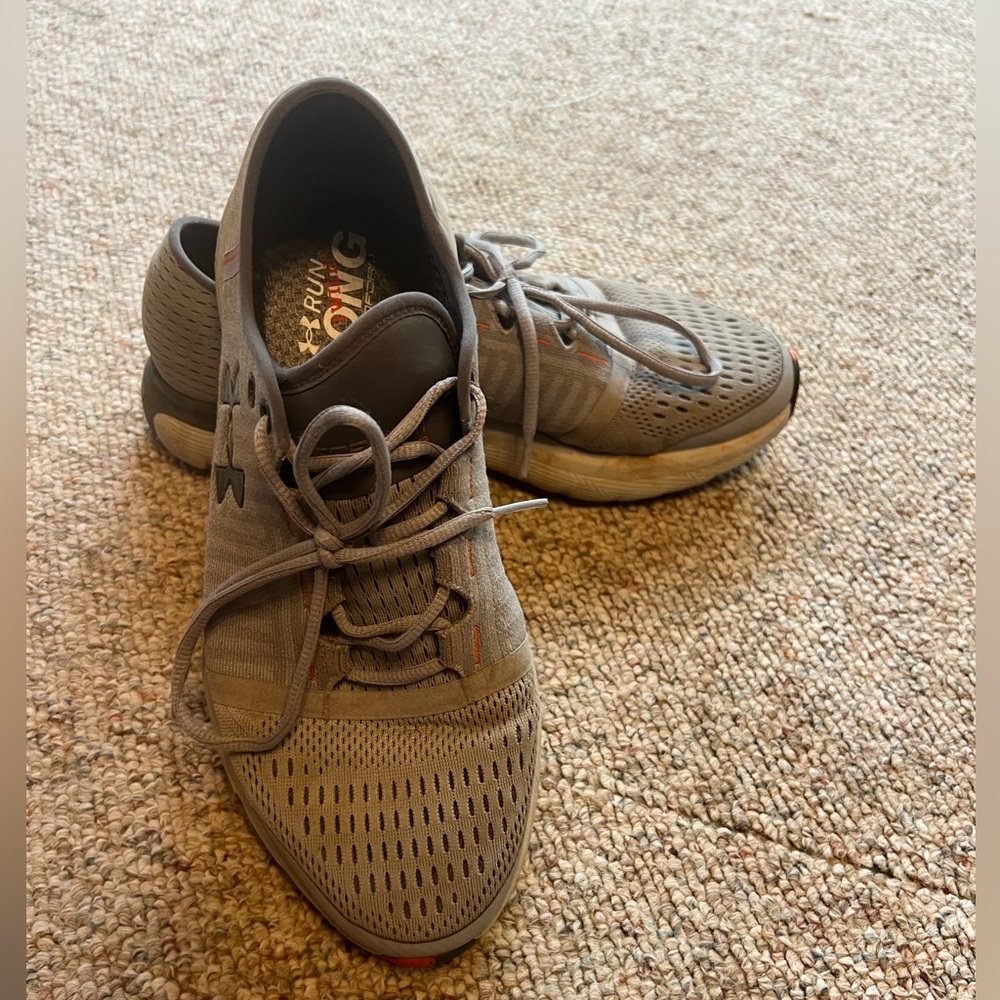 Size 10.5 Men’s Under Armor running shoes. In great condition with little wear